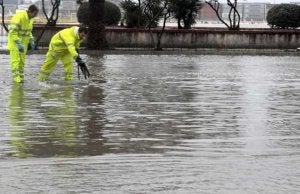 Dos trabajadores municipales intentan abrir una arqueta ayer en la avenida Virgen del Carmen. ::
EFE