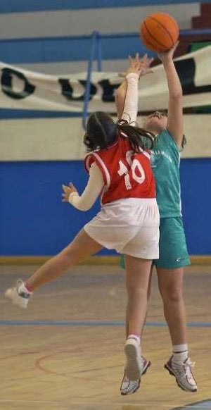 Dos escolares, durante un partido de baloncesto. ::
SUR