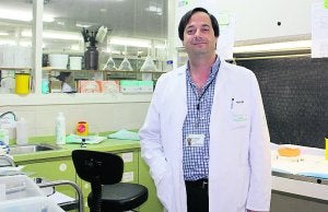 José Manuel Fernández Ovies, en el servicio de farmacia ::
SUR