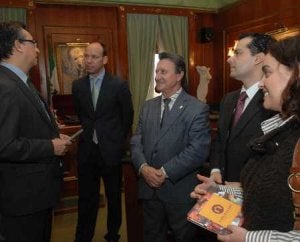 Santiago Domínguez y otros restauradores junto al coordinador de la iniciativa. ::
JOSELE-LANZA