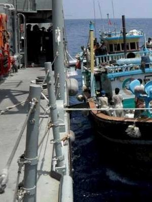 La 'Navarra' auxilia el lunes a un pesquero atacado por piratas. ::
EFE