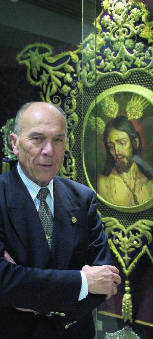 Patrimonio. José Losada, junto al estandarte de Jesús de la Columna. ::                             EDUARDO NIETO
