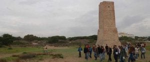Un grupo de visitantes, junto a Torre Ladrones, en pleno corazón del monumento natural de las dunas de Artola. ::
JOSELE-LANZA