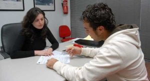 Los centros de empleo reciben cada vez a más personas interesadas por las ofertas laborales en otras provincias o países. :: SUR