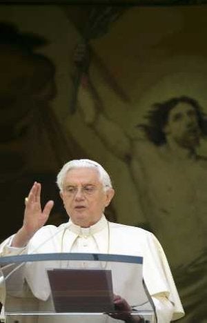 Joseph Ratzinger, durante una ceremonia religiosa. ::
REUTERS