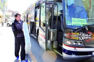 Carlos Ortega, ayer, metiendo su colchón en el autobús.                            ::                             A. F.