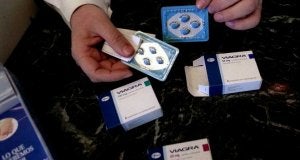 Un farmaceútico muestra varias cajas de Viagra, un medicamento que que, en Gibraltar, a diferencia de España, no requiere receta médica. ::
SUR