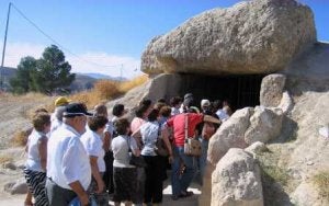 Miles de visitantes se acercan cada año al parque dolménico de Antequera. ::
A. FUENTES