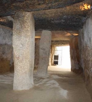 El empleo de tres pilares en la construcción de Menga es excepcional en el megalismo europeo. ::
A. FUENTES