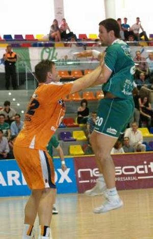 Trivundza, defendido en un ataque del Antequera 2010. ::
SUR
