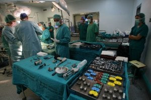 Los pacientes que rechazan operarse en un centro concertado están más en lista de espera