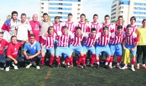 Los jugadores del Atlético Juval, muy satisfechos tras conseguir el ascenso a Liga Nacional. ::
JUAN MARTÍN