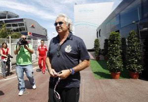 Flavio Briatore paseó ayer por el 'paddock' de Mónaco. ::
AP