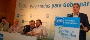 Bendodo, ayer, en la clausura de la escuela de formación del PP, ante otros miembros del partido. ::
E. GUZMÁN