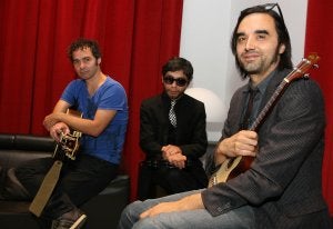Conde (en primer término, a la derecha), con el guitarrista Tristán Ulla y el batería Claudio Tamer. ::
ÁLVARO CABRERA