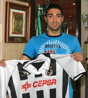 El central linense Olmo posa en la sede del club con la elástica de la Real Balompédica Linense. ::
JUAN SIERRA