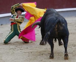 Juan José Padilla recibe de rodillas a su segundo toro de ayer en Madrid. ::
GUSTAVO CUEVAS. EFE