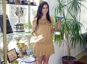 Alba Téllez posa junto con el trofeo que la acredita como mejor deportista universitaria de Cádiz. ::
SUR