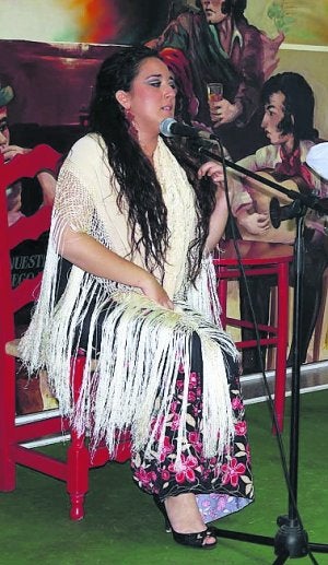 May Fernández actúa en la sede de la Peña Flamenca con gran éxito