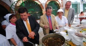 El alcalde, Francisco Alarcón, junto a Salvador Pendón y Antonio Souvirón, durante el reparto de los 450 kilos de caracoles. ::                             EVA GUZMÁN