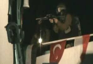 Imagen de una televisión turca del ataque nocturno del comando israelí al buque 'Mavi Marmara'