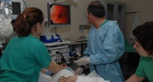 Un paciente se somete a una prueba en diagnóstica en el hospital Costa del Sol de Marbella. ::
JOSELE-LANZA