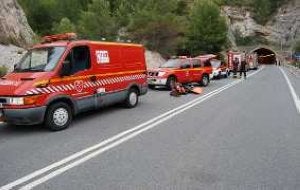 Vehículos del Consorcio de Bomberos, en el acceso.
:: E.CABEZAS
