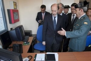 El ministro Alfredo Pérez Rubalcaba inauguró ayer las instalaciones en La Rinconada. ::
EFE