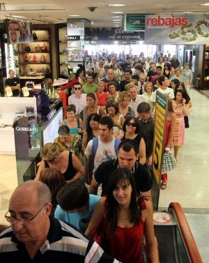 Apertura de puertas de un gran centro comercial. :: CARLOS MORET