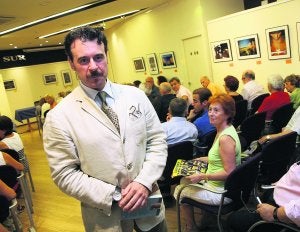 Carlos Álvarez, ayer, en la sala Espacio Sur, que se llenó para escucharle. ::
ÁLVARO CABRERA