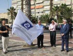 Las banderas lucen en el Paseo Marítimo, en los Cárabos. ::
Á. J. M.