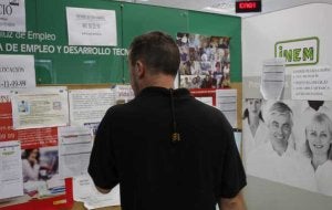 Un ocupado observa ofertas para su formación en una oficina de empleo de Cádiz. ::
R. C.