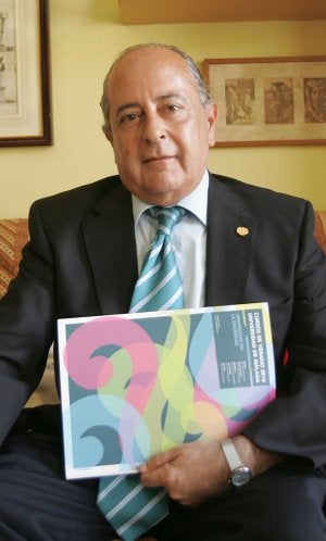 Rafael Atencia, con el programa de los cursos. ::
J. A PORTILLO