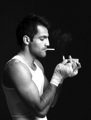 Un boxeador enciende un cigarrillo después de un entrenamiento ::
SUR