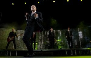 Enérgico. Miguel Bosé demostró sobre el escenario la misma vitalidad que ha marcado sus 30 años de carrera musical. ::                             ANTONIO SALAS