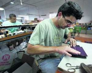 Un petaquero trabaja sobre la típica losa de mármol en uno de los centros de producción ubriqueños, ayer por la tarde. ::
J. FERNÁNDEZ