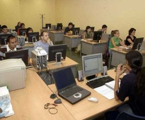 Los cursos de formación ofertados por Empleo no llegan a todos los parados. ::
SUR