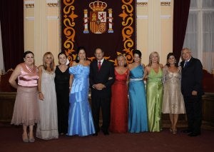 Moisés Chocrón y su familia junto a las autoridades locales. ::
SUR