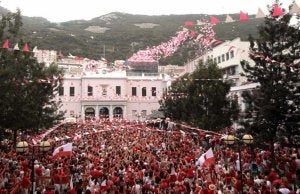 Los gibraltareños se congregaron en la plaza del Ayuntamiento para participar en las celebraciones del National Day . ::
A. CARRASCO/ EFE