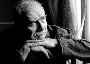 Claude Chabrol visitaba con asiduidad el Festival de San Sebastián, como en esta fotografía de 1997. «Aquí es difícil comer mal», sostenía. ::
IGNACIO PÉREZ