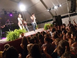 Las jóvenes cantantes Natalia y Maka, en su concierto. ::
E.
CABEZAS