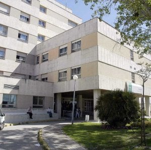 El hospital acogió ayer la inauguración de esta segunda fase de la Escuela de Pacientes. ::
SUR