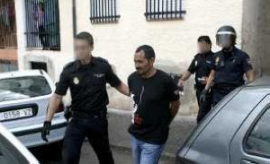 Un momento de la redada que se llevo a cabo ayer en Motril. :: EFE