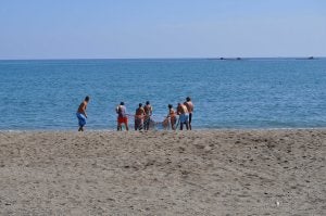 En apenas diez minutos los pescadores furtivos despliegan la red y recogen el boliche desde la misma orilla de la playa de Torre del Mar . ::                             A. P                            .