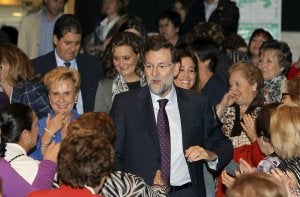 Mariano Rajoy saluda a varias simpatizantes del PP durante un acto en Puertollano. ::
EFE