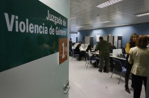 En los juicios, la mitad de las mujeres se acoge a su derecho a no declarar contra sus parejas . ::                             SALVADOR SALAS