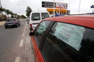 La travesía de Churriana es uno de los puntos calientes de venta callejera de vehículos, como demuestra esta foto. ::                             CARLOS MORET