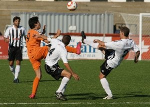 Los linenses, en la imagen en su último partido en casa, en el que empataron sin goles ante el Mairena, recibirán mañana a las 16 horas al líder, el Jerez Industrial. ::
SUR