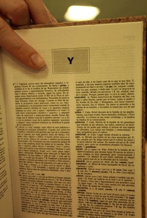 Los escritores se resisten a la 'ye' y a no acentuar 'solo'
