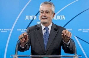 El presidente andaluz, durante la lectura de la declaración institucional contra las declaraciones del líder de ERC. ::                             JULIO MUÑOZ.EFE